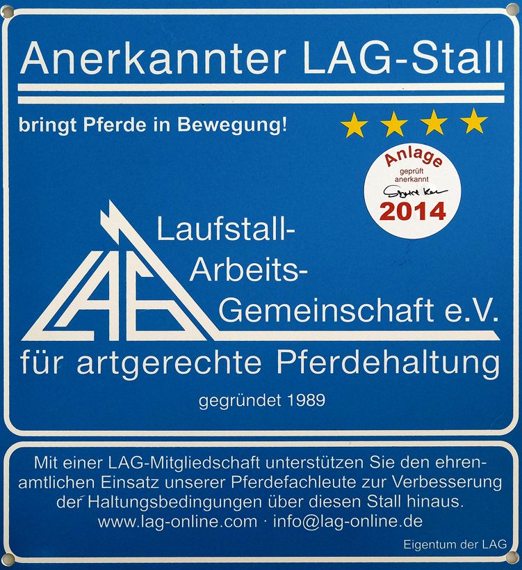 LAG Blaues Schild mit Informationen über den anerkannten LAG-Stall für artgerechte Pferdehaltung.