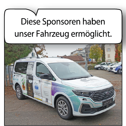 Ein Fahrzeug mit Sponsorenaufklebern steht auf einem Parkplatz.